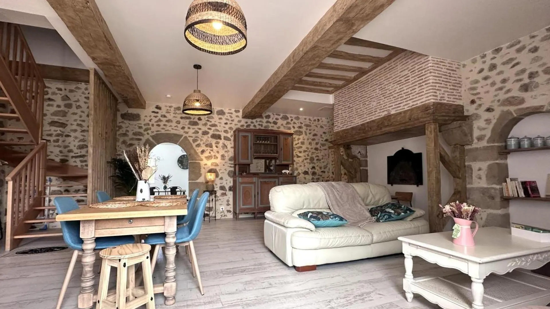 Дом отдыха Gite Rustique Renove Avec Jeux Pour Enfants, Climatisation Et Jardin Privatif A Rocles - Fr-1-489-546